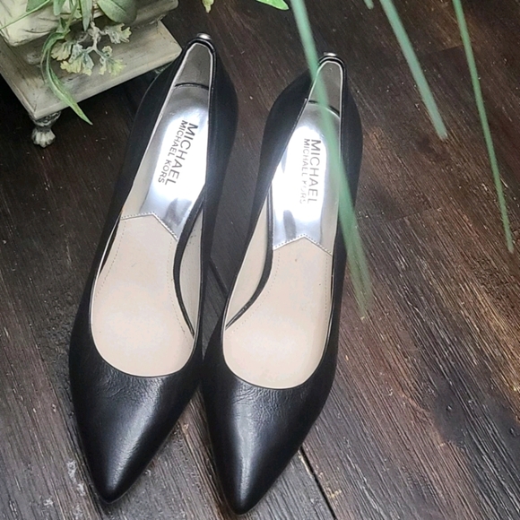Michael Kors black leather pumps 8.5M